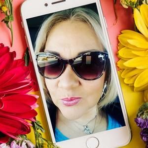 Meet your Posher, Iris